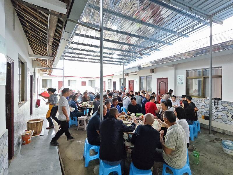 中秋國慶雙節(jié)至，四川博水環(huán)保 團(tuán)隊(duì)暖心關(guān)懷眉山工業(yè)園區(qū)污水處理廠項(xiàng)目全體員工